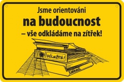 Vtipná cedulka: Jsme orientováni na budoucnost - vše odkládáme na zítřek!