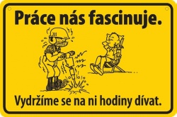 Vtipná cedulka: Práce nás fascinuje. Vydržíme se na ni hodiny dívat