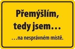 Vtipná cedulka: Přemýšlím, tedy jsem... na nesprávném místě