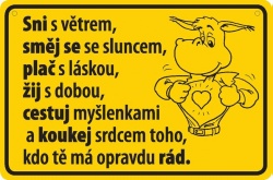 Vtipná cedulka: Sni s větrem, směj se se sluncem...