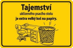 Vtipná cedulka: Tajemství uklizeného psacího stolu je extra velký koš na papíry