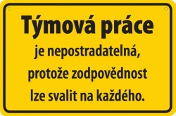 Vtipná cedulka: Týmová práce je nepostradatelná, protože zodpovědnost lze svalit na každého