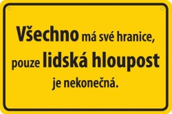 Vtipná cedulka: Všechno má své hranice, pouze lidská hloupost je nekonečná